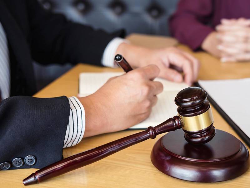 如何界定工伤及其赔偿范围——深圳律师解读