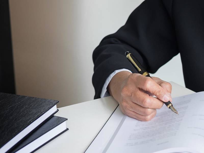 商业合同的基本要素：关键内容与法律考量